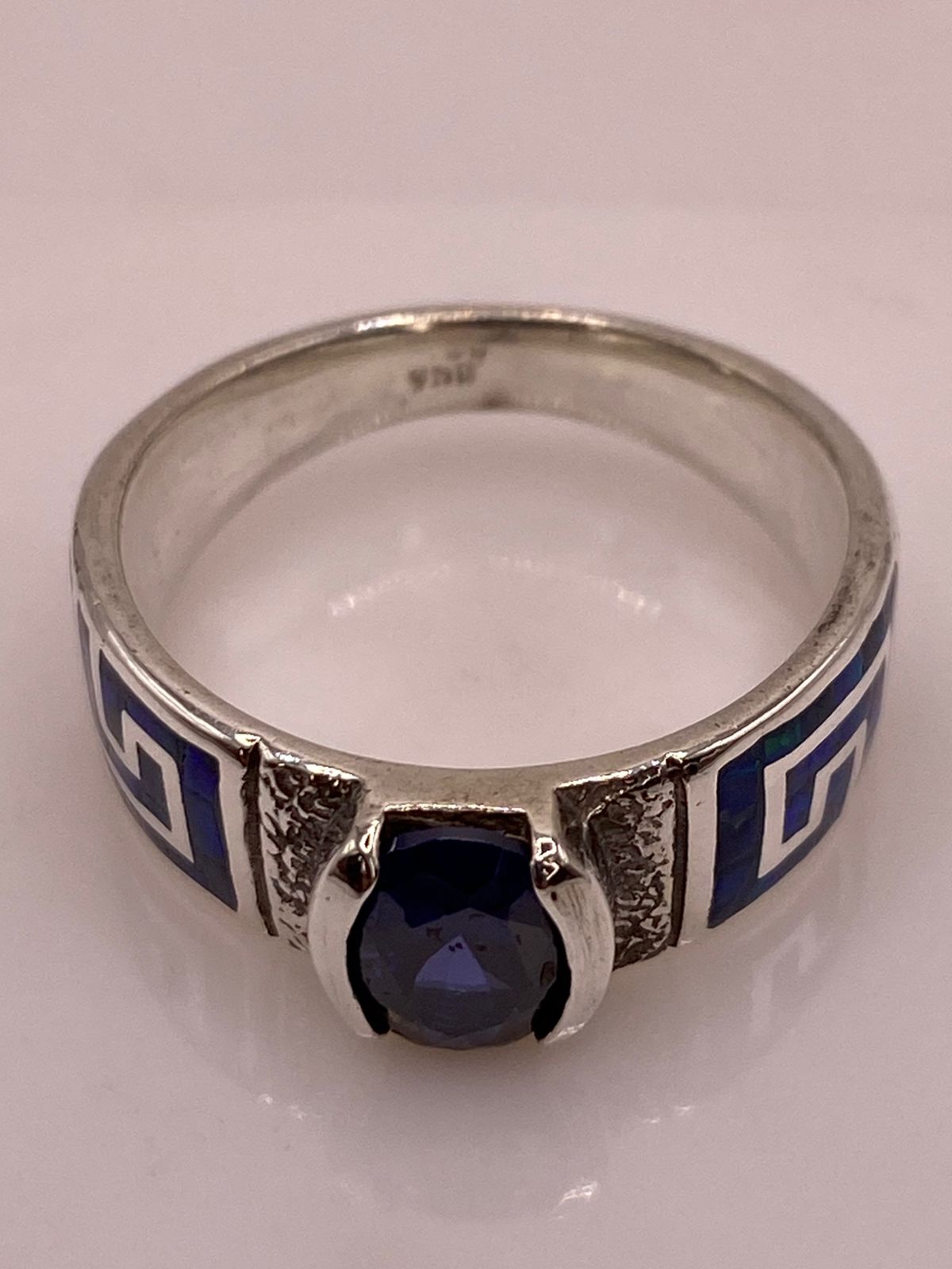 Anillo con Greca Geométrica, Ópalo de Fuego y Zirconia en Plata .950, sello de autenticidad Plata Ley .925