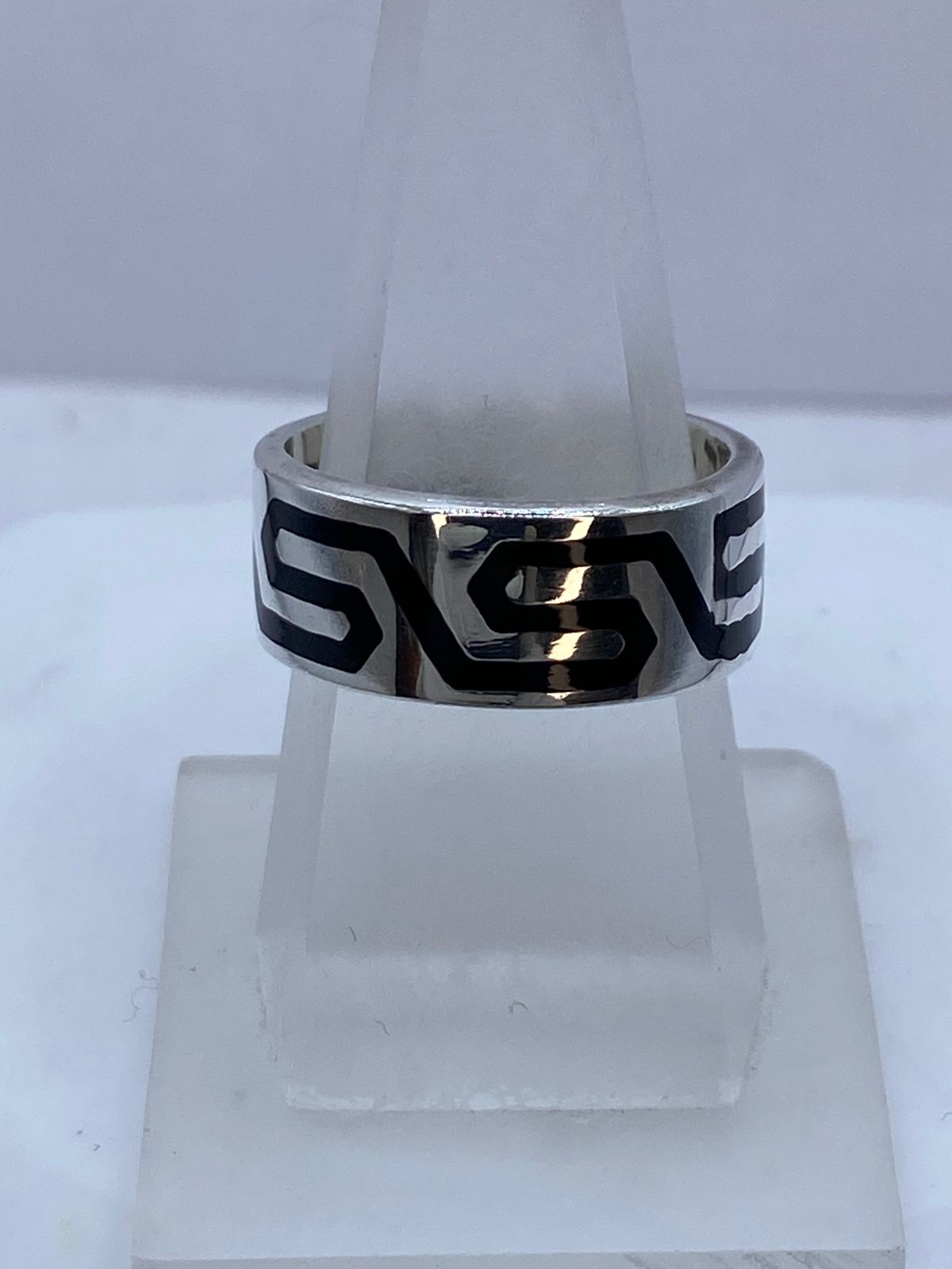 Anillo Greca Moderna en Plata .925 con Obsidiana, vista lateral