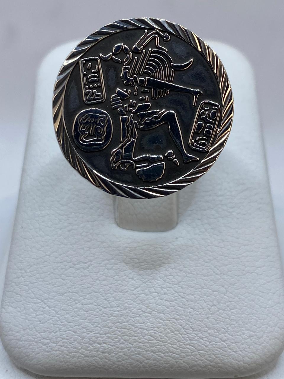 Anillo Guerrero Maya en Plata .925 – Diseño Prehispánico Circular Tipo Sello — vista lateral