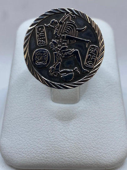 Anillo Guerrero Maya en Plata .925 – Diseño Prehispánico Circular Tipo Sello — vista lateral