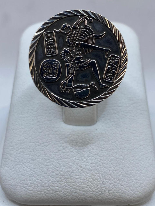 Anillo Guerrero Maya en Plata .925 – Diseño Prehispánico Circular Tipo Sello — vista lateral