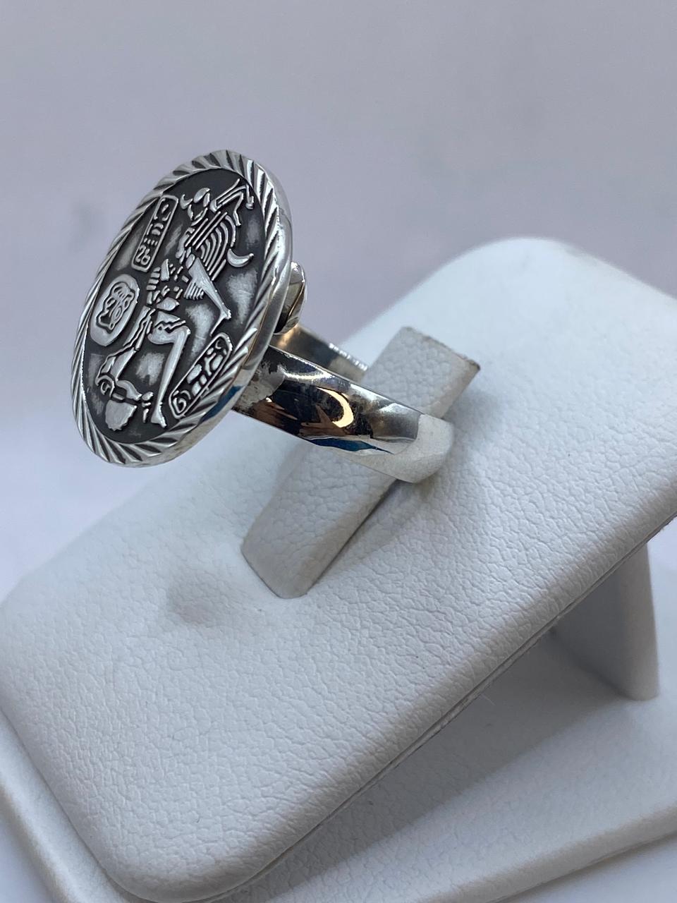 Anillo Guerrero Maya en Plata .925 – Diseño Prehispánico Circular Tipo Sello, vista lateral