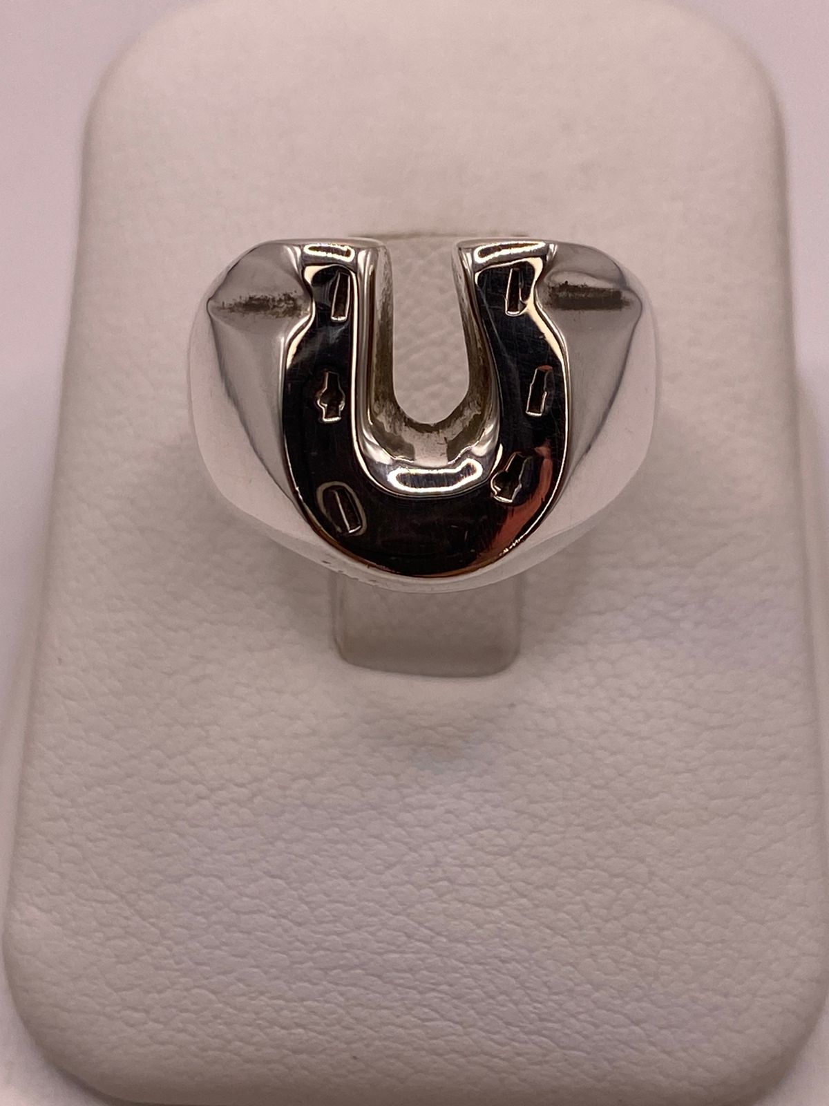 Anillo Herradura de Plata Ley .925 en báscula mostrando peso