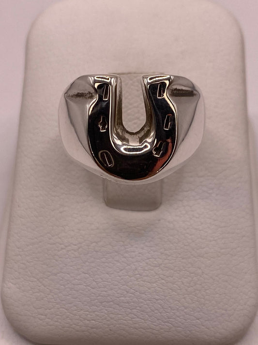 Anillo Herradura de Plata Ley .925 en báscula mostrando peso