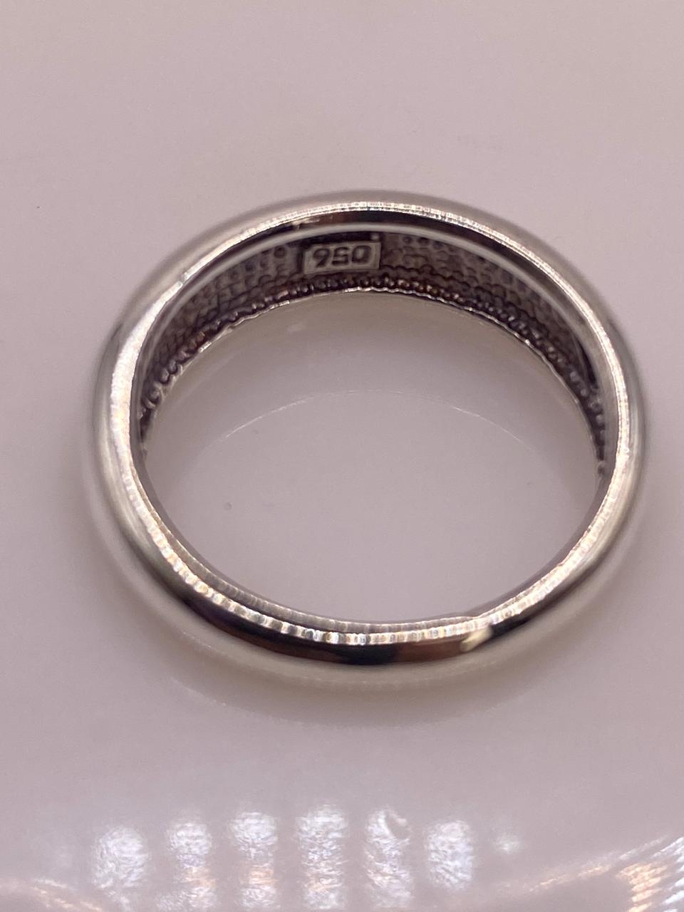 Anillo con Incrustación Diagonal de Plata 950 y Ópalo de Fuego, sello de autenticidad Plata Ley .925