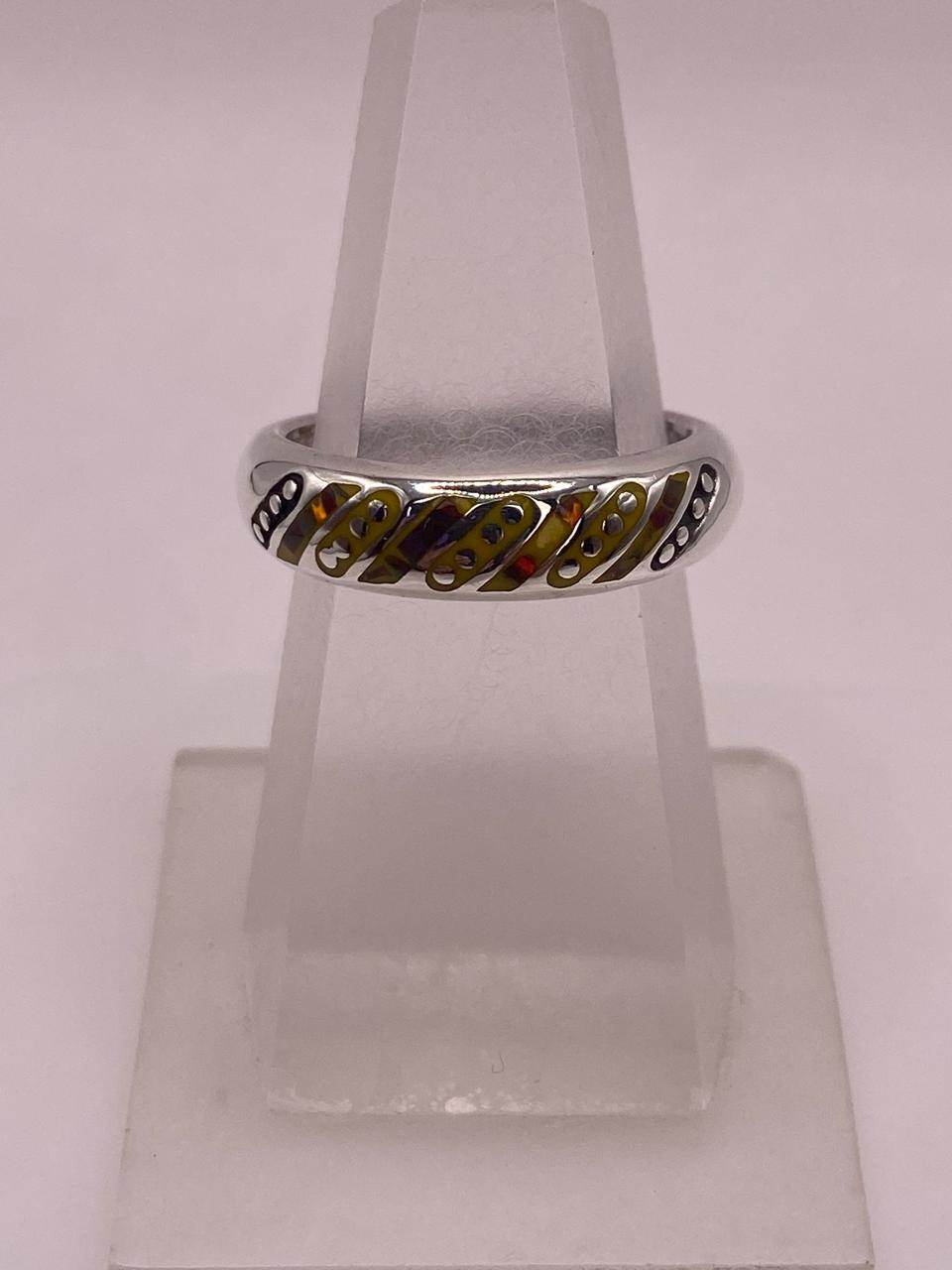 Anillo con Incrustación Diagonal de Plata 950 y Ópalo de Fuego en báscula mostrando peso