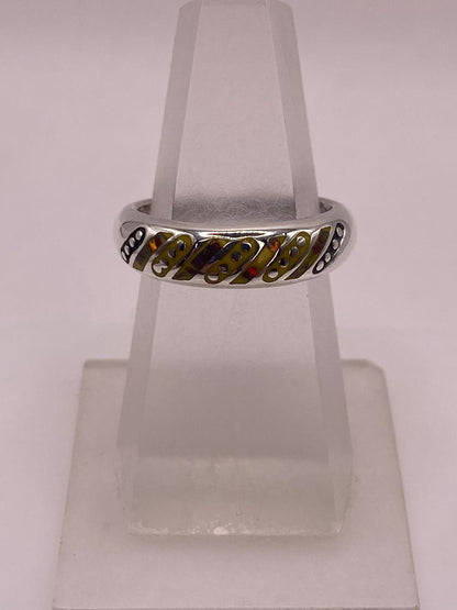 Anillo con Incrustación Diagonal de Plata 950 y Ópalo de Fuego en báscula mostrando peso