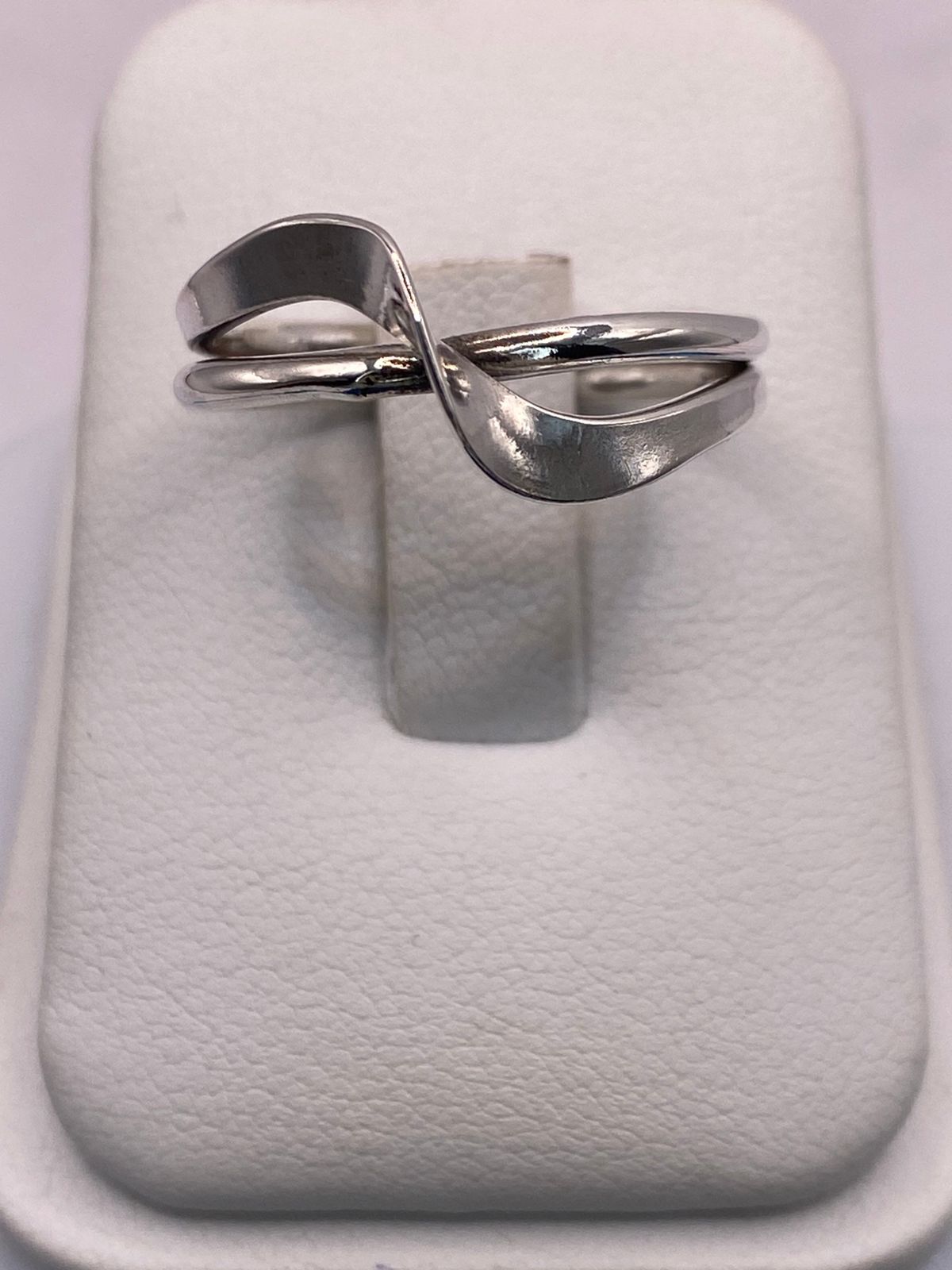 Anillo Infinito Moderno en Plata .925 — vista lateral