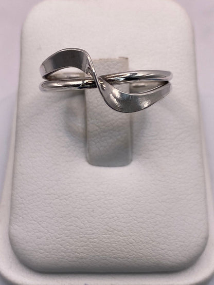 Anillo Infinito Moderno en Plata .925 — vista lateral