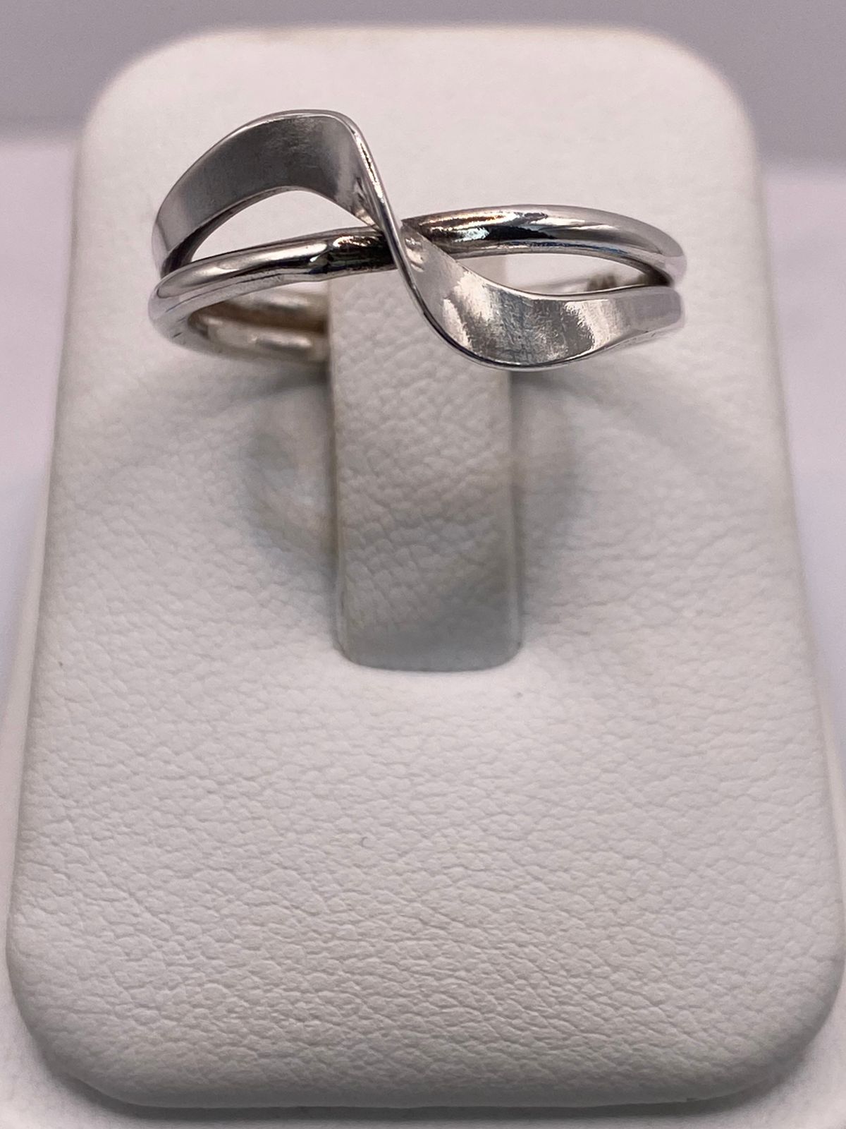 Anillo Infinito Moderno en Plata .925, vista frontal