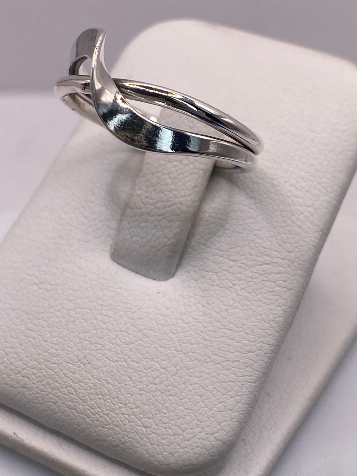 Anillo Infinito Moderno en Plata .925, vista lateral
