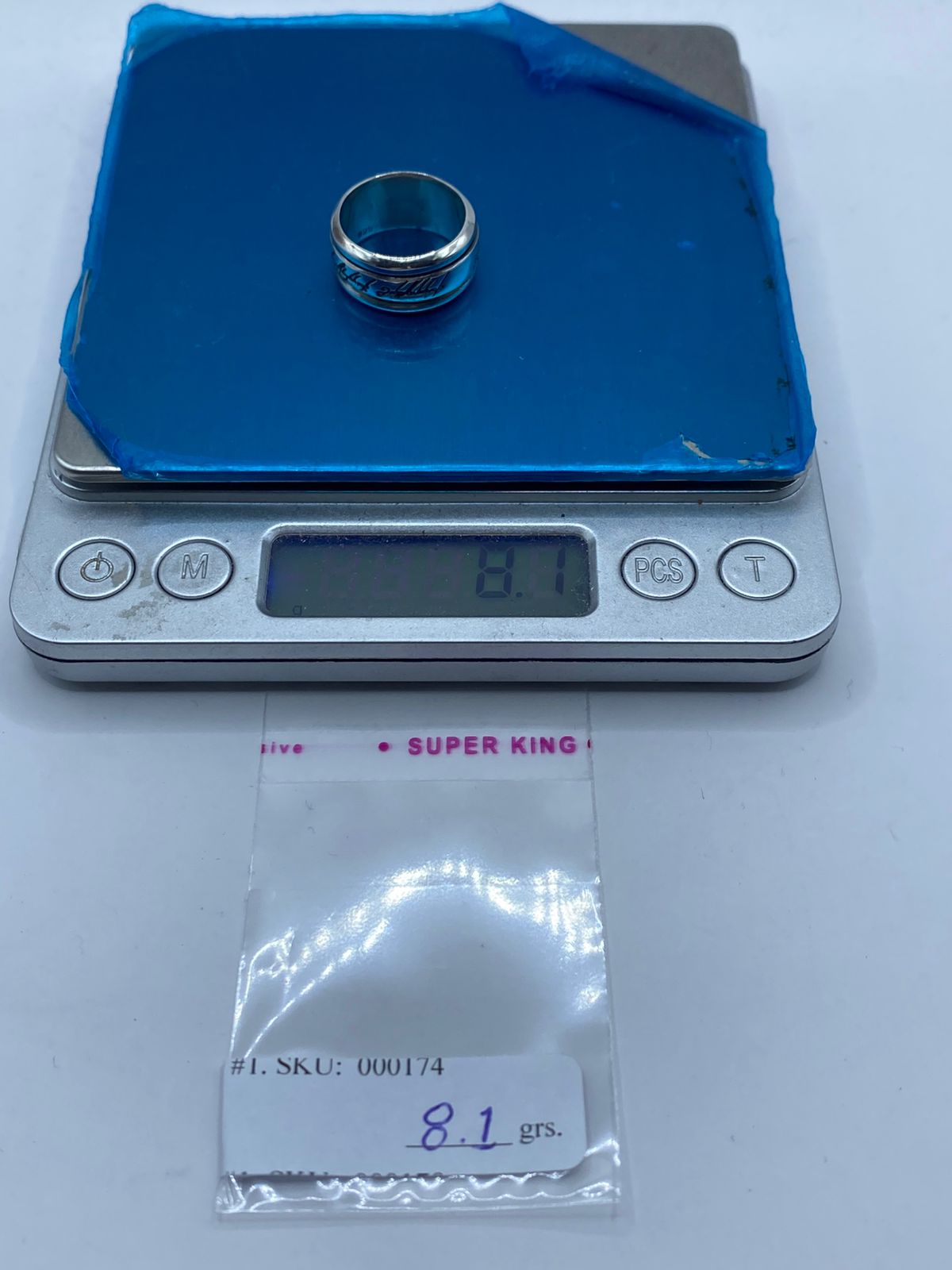 Anillo giratorio plata 925 escritura élfica talla 6 junto a referencia de escala, artesanal Arte Taxco 