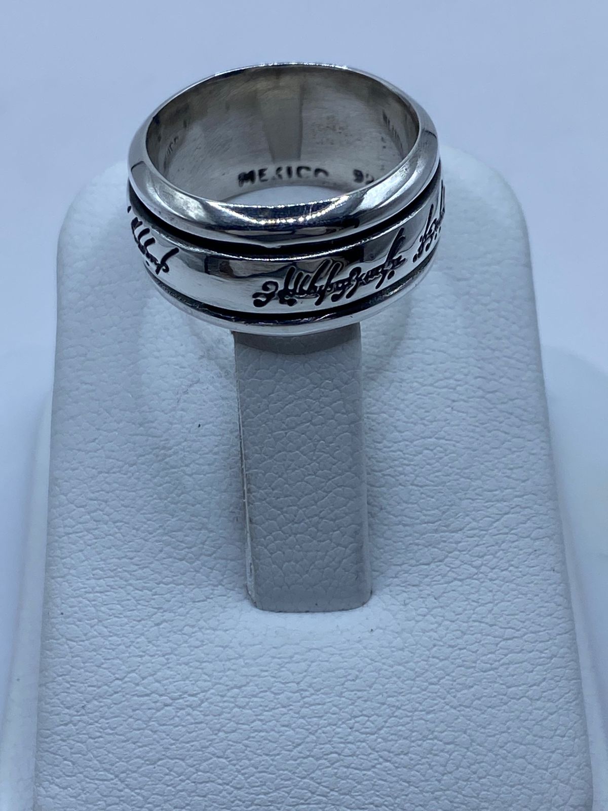 Sello .925 en interior de anillo spinner con inscripción élfica, plata artesanal hecha en Taxco México 