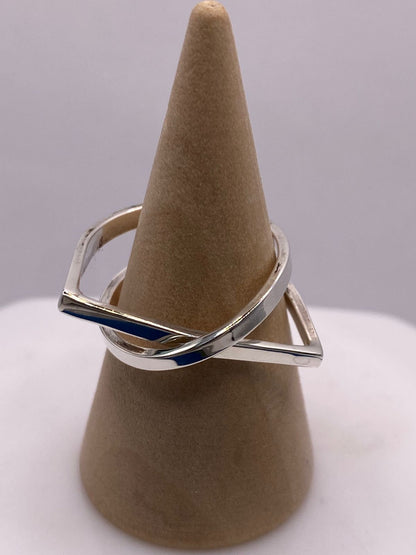 Anillo Líneas Entrelazadas en Plata .925 en báscula mostrando peso