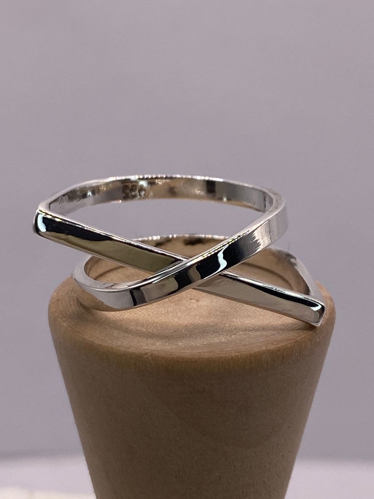 Anillo Líneas Entrelazadas en Plata .925, vista de detalle