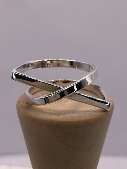 Anillo Líneas Entrelazadas en Plata .925, vista de detalle