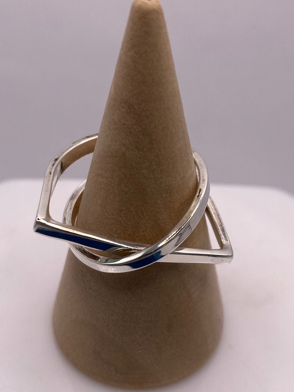 Anillo Líneas Entrelazadas en Plata .925, vista lateral