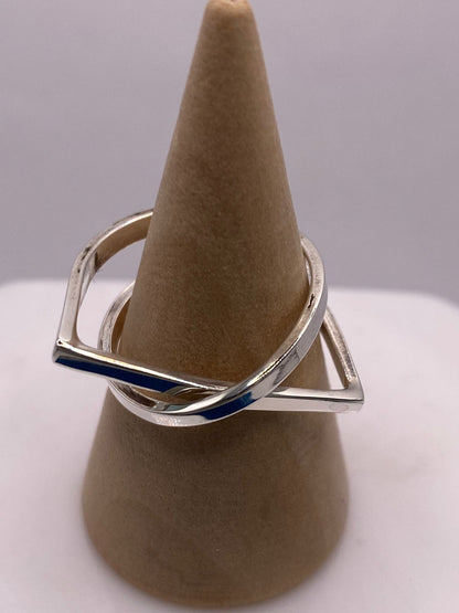 Anillo Líneas Entrelazadas en Plata .925, vista lateral