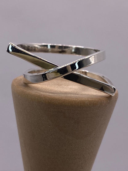 Anillo Líneas Entrelazadas en Plata .925, sello de autenticidad Plata Ley .925