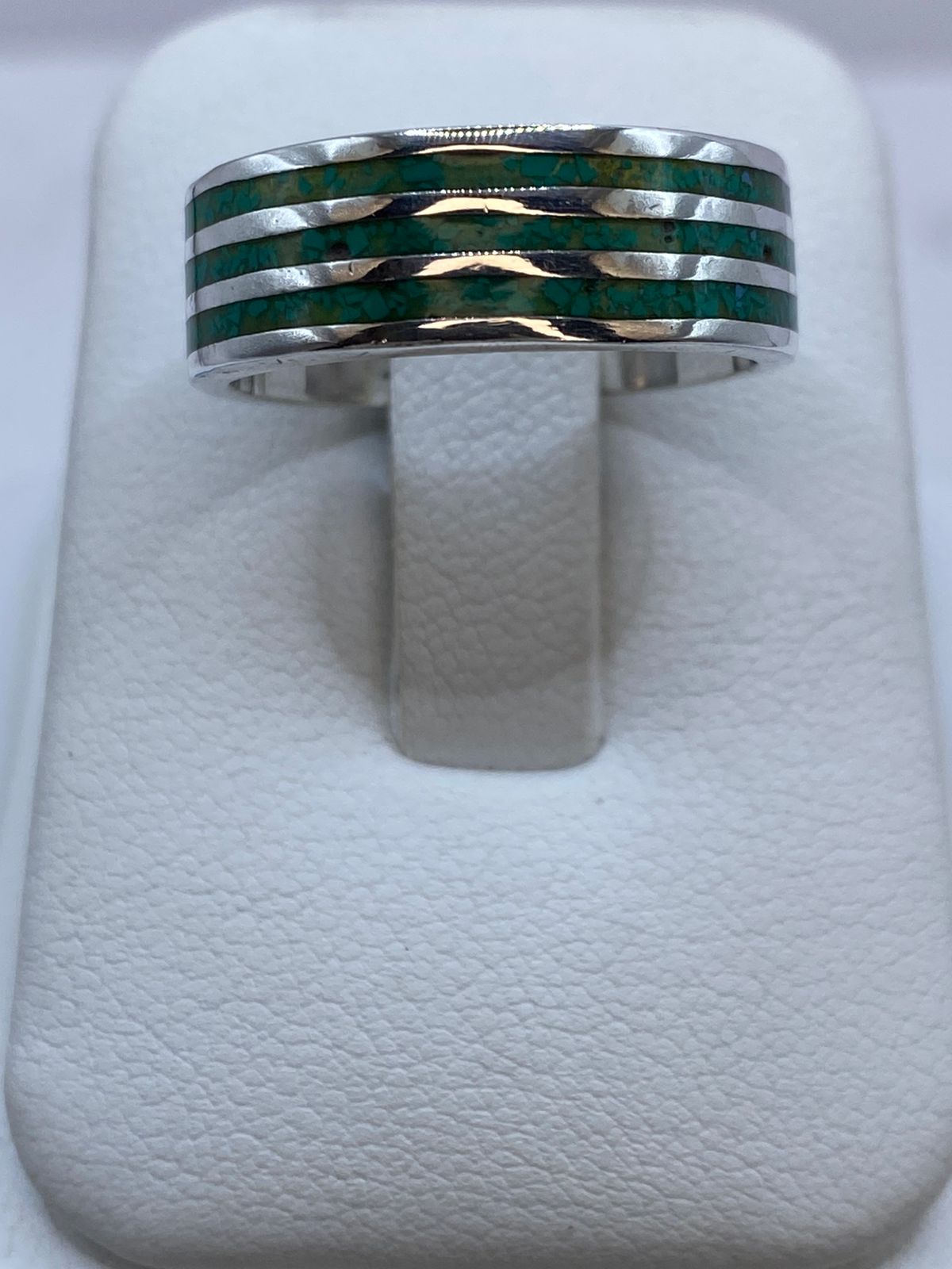 Anillo Líneas Eternas de Plata .925 con Malaquita, vista lateral