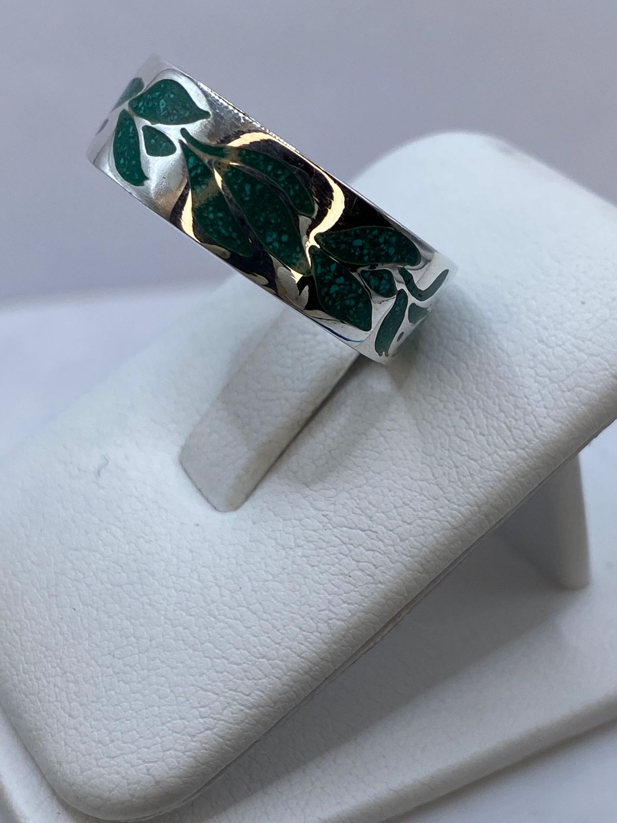 Anillo Malaquita Calado Diseño Hojas en Plata .925, vista lateral
