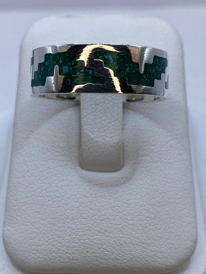 Anillo de Malaquita con Diseño Escalonado Calado en Plata .925 — ángulo diagonal