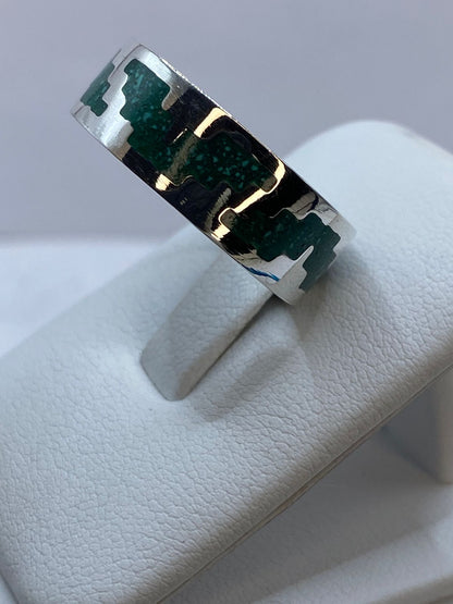Anillo de Malaquita con Diseño Escalonado Calado en Plata .925, vista lateral