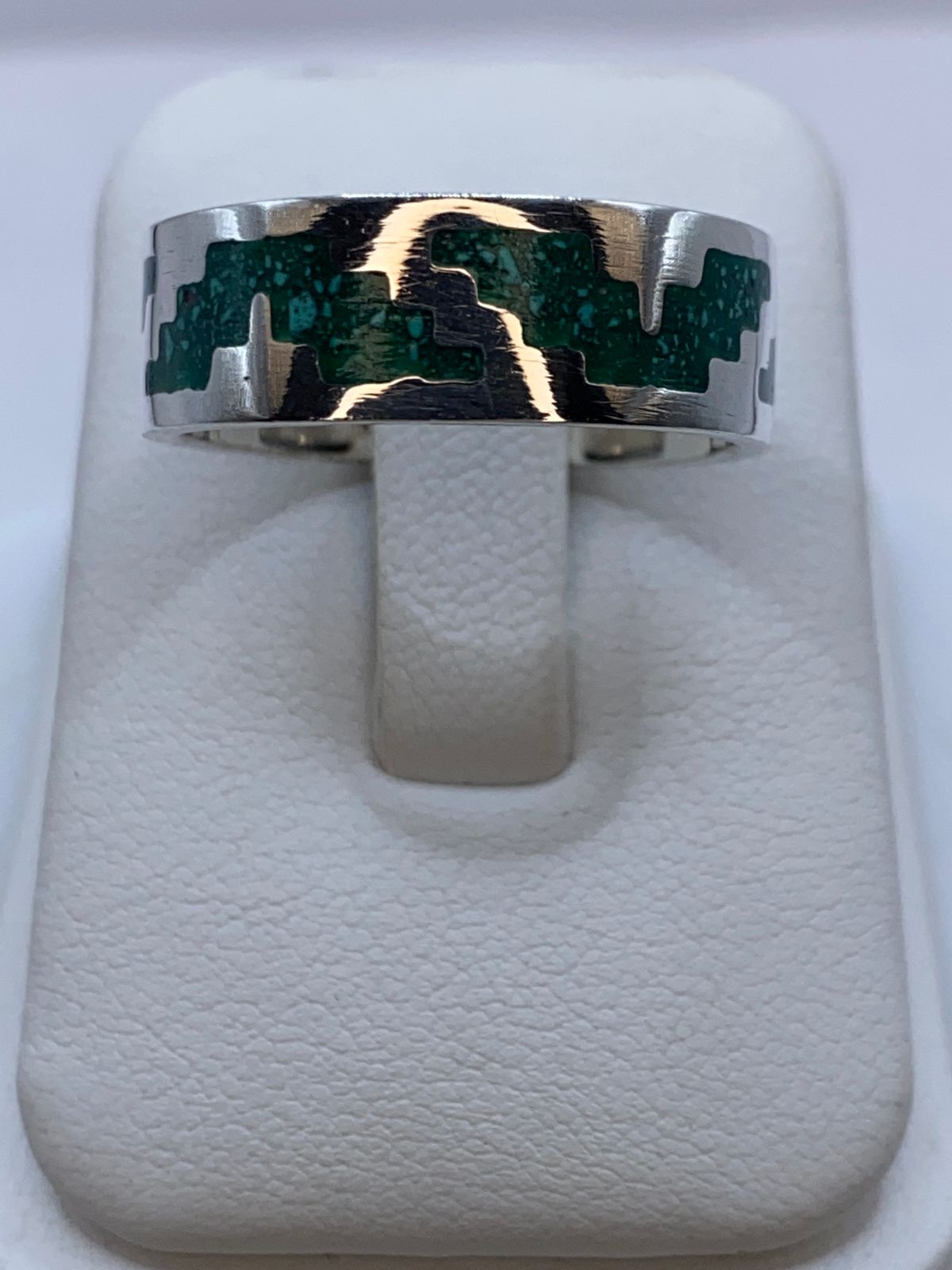 Anillo de Malaquita con Diseño Escalonado Calado en Plata .925, vista de detalle