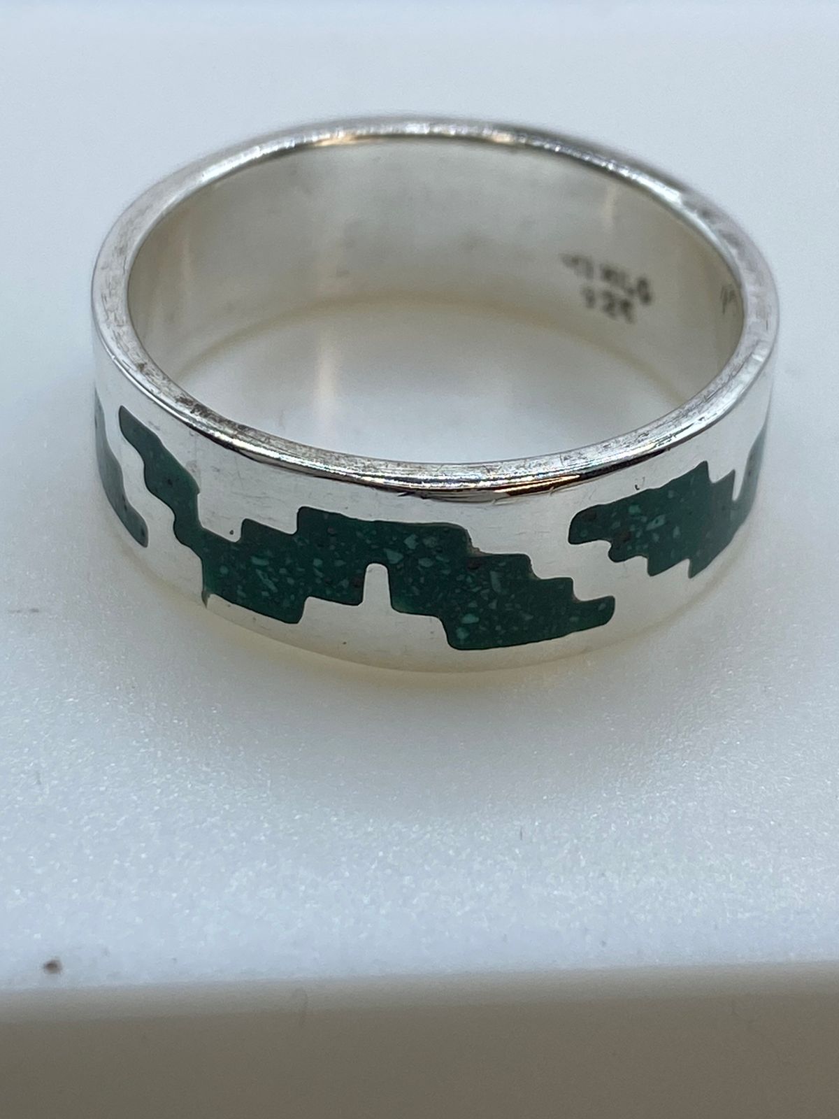 Anillo de Malaquita con Diseño Escalonado Calado en Plata .925, sello de autenticidad Plata Ley .925