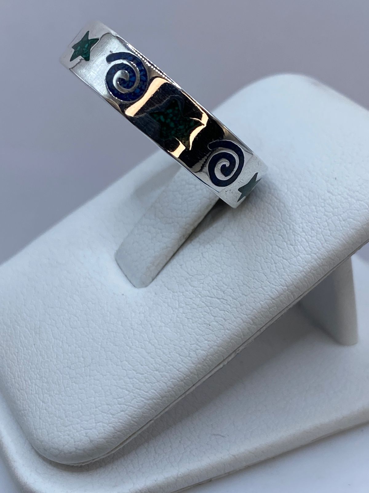 Anillo Malaquita con Diseño Estrellas y Espirales en Plata .925, vista frontal