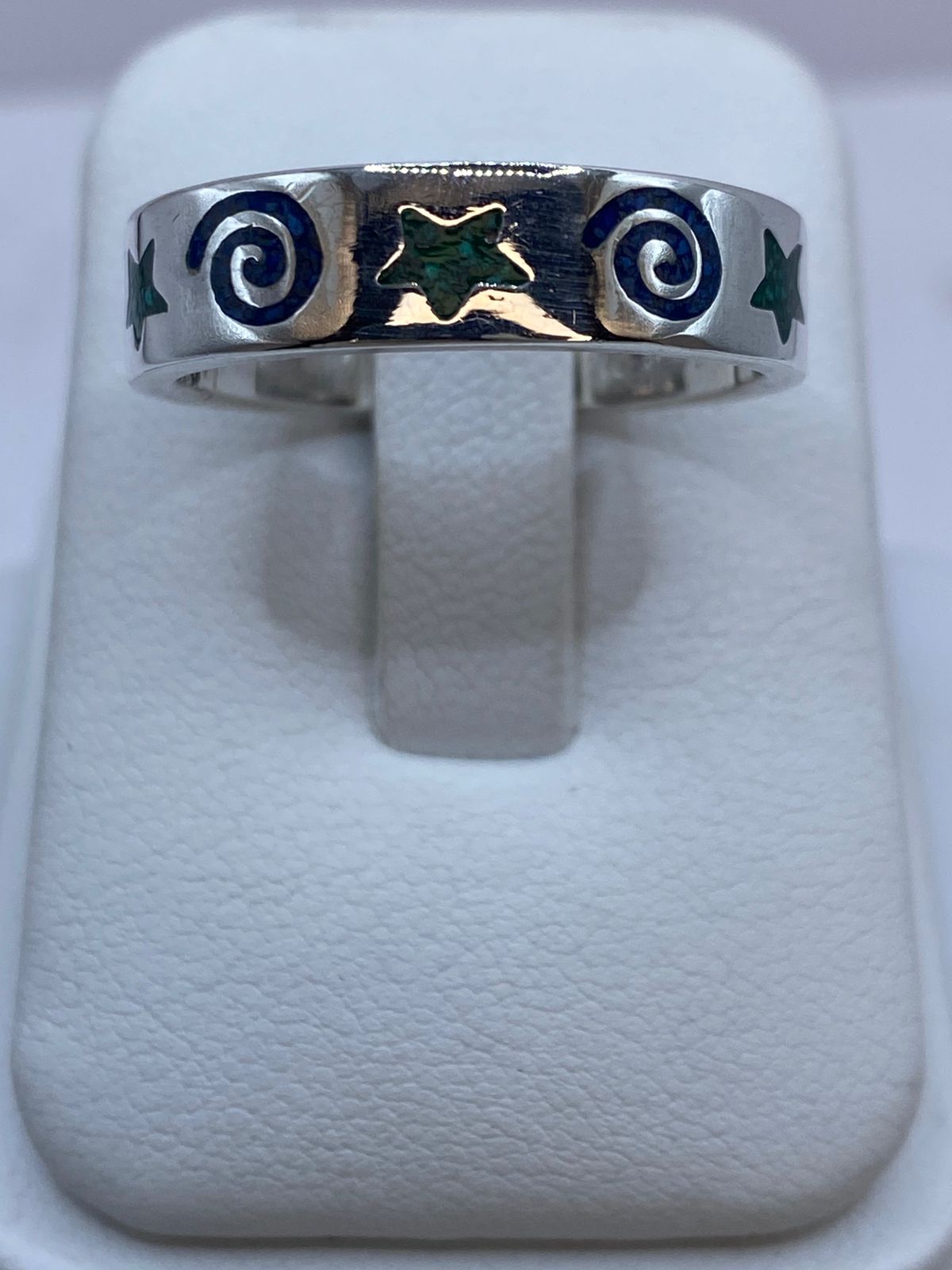Anillo Malaquita con Diseño Estrellas y Espirales en Plata .925 — vista lateral