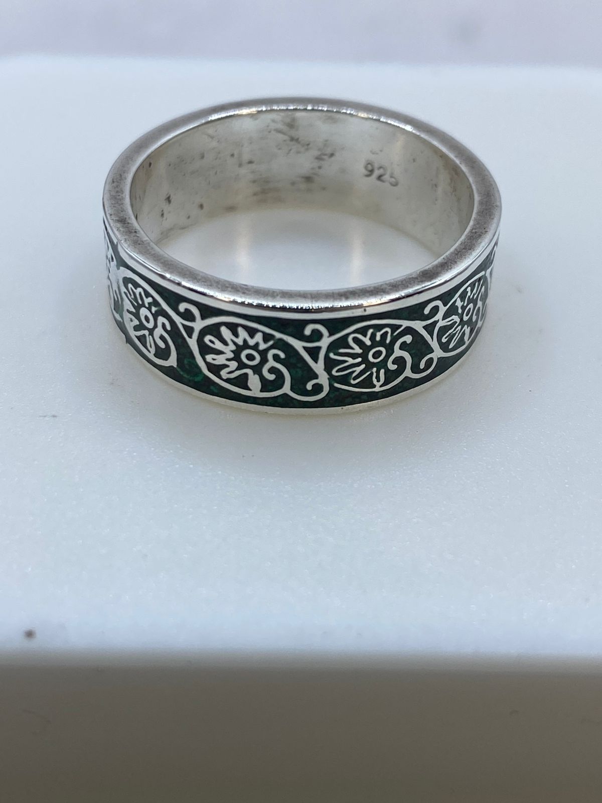 Anillo de Malaquita con Diseño Floral Calado en Plata .925, sello de autenticidad Plata Ley .925