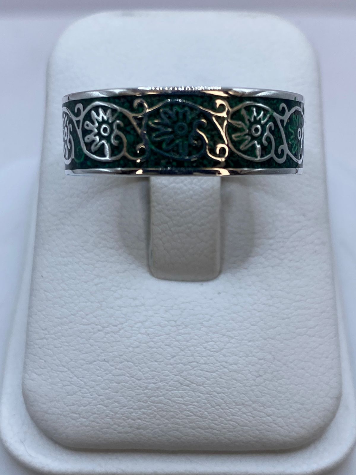 Anillo de Malaquita con Diseño Floral Calado en Plata .925, vista frontal