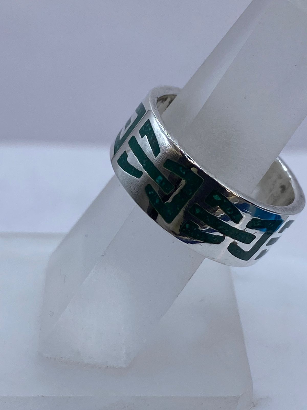 Anillo de Malaquita con Diseño Geométrico Calado en Plata .925, vista frontal