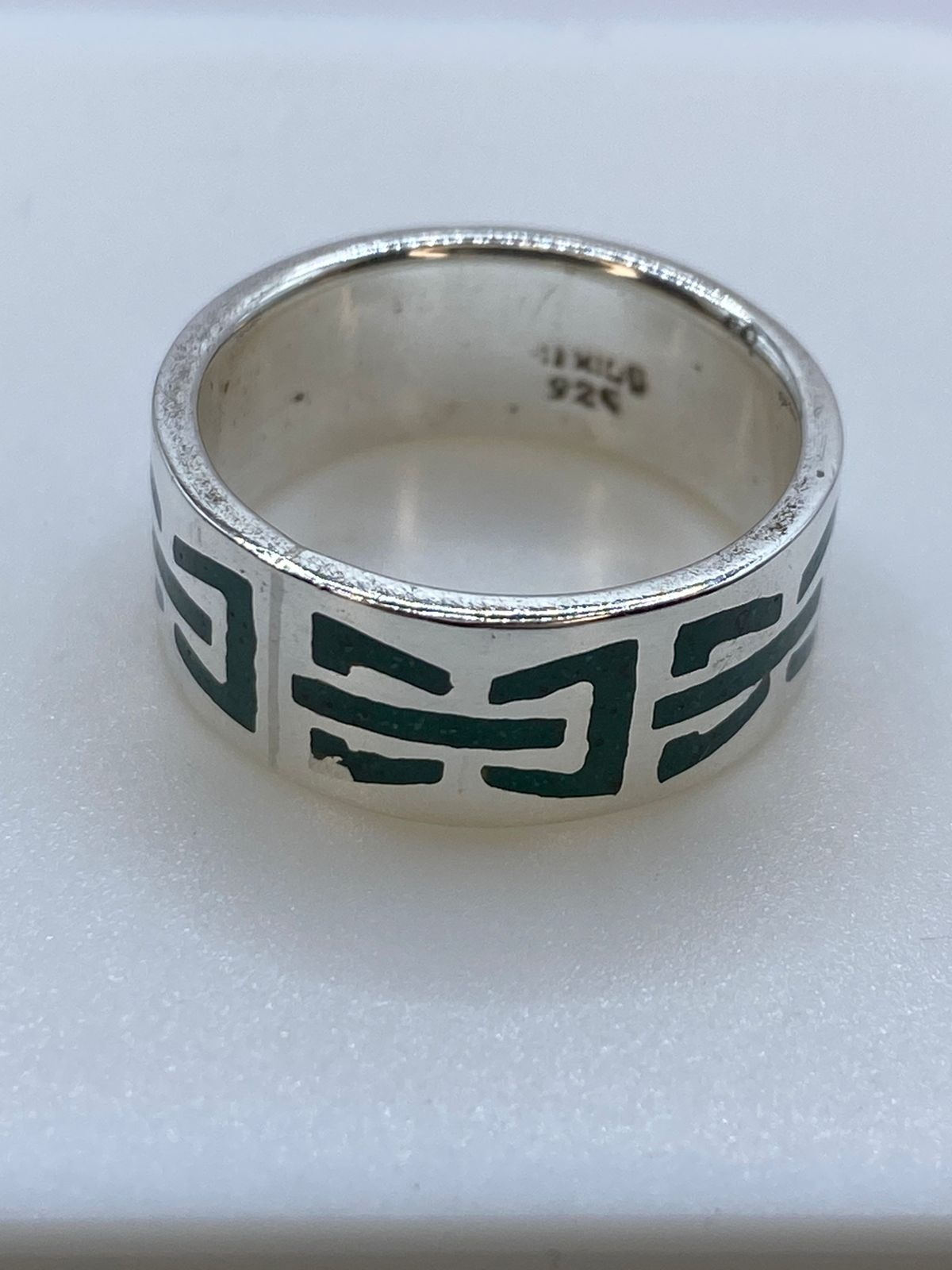 Anillo de Malaquita con Diseño Geométrico Calado en Plata .925, sello de autenticidad Plata Ley .925