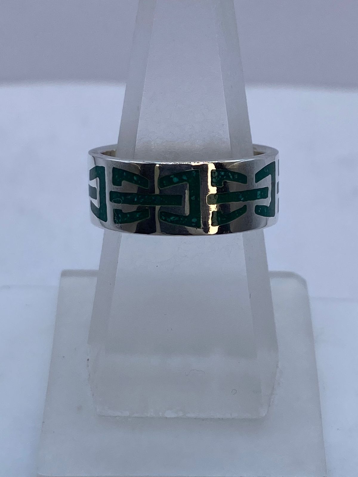Anillo de Malaquita con Diseño Geométrico Calado en Plata .925, vista lateral