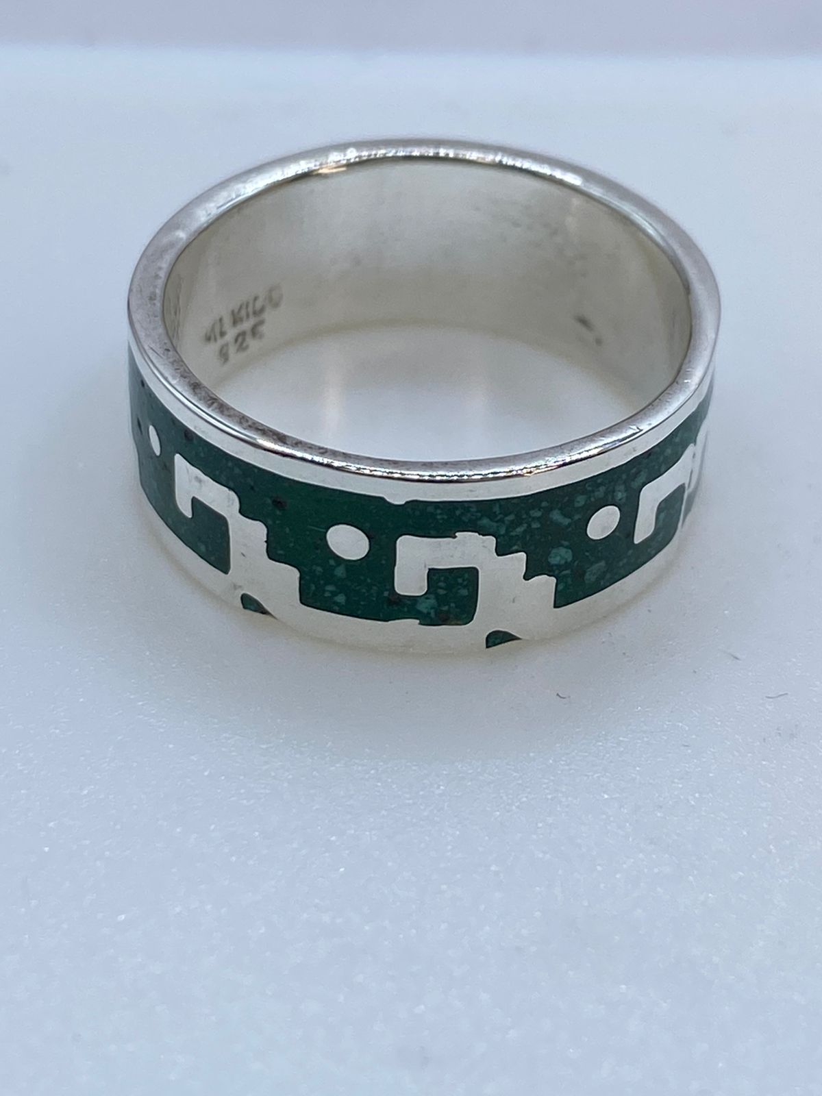 Anillo de Malaquita con Diseño Geométrico Minimalista en Plata .925, sello de autenticidad Plata Ley .925