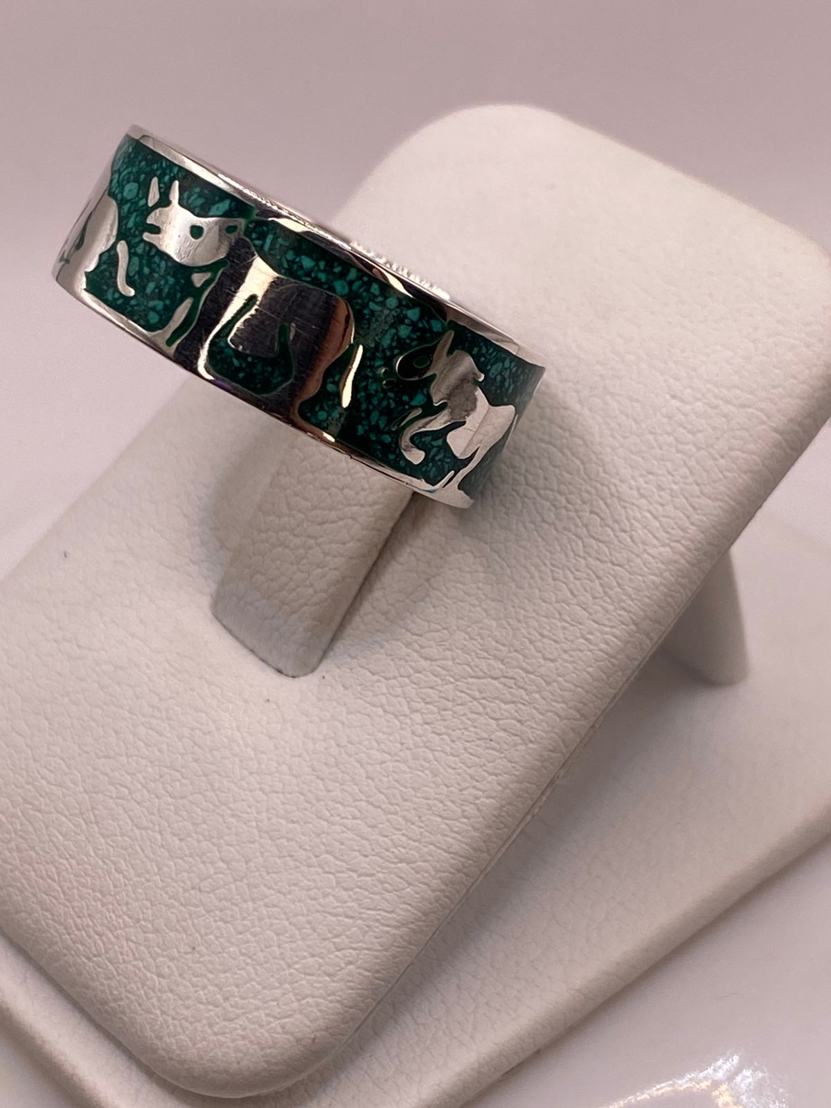 Anillo de Malaquita con Figuras de Animales Plata925, vista frontal