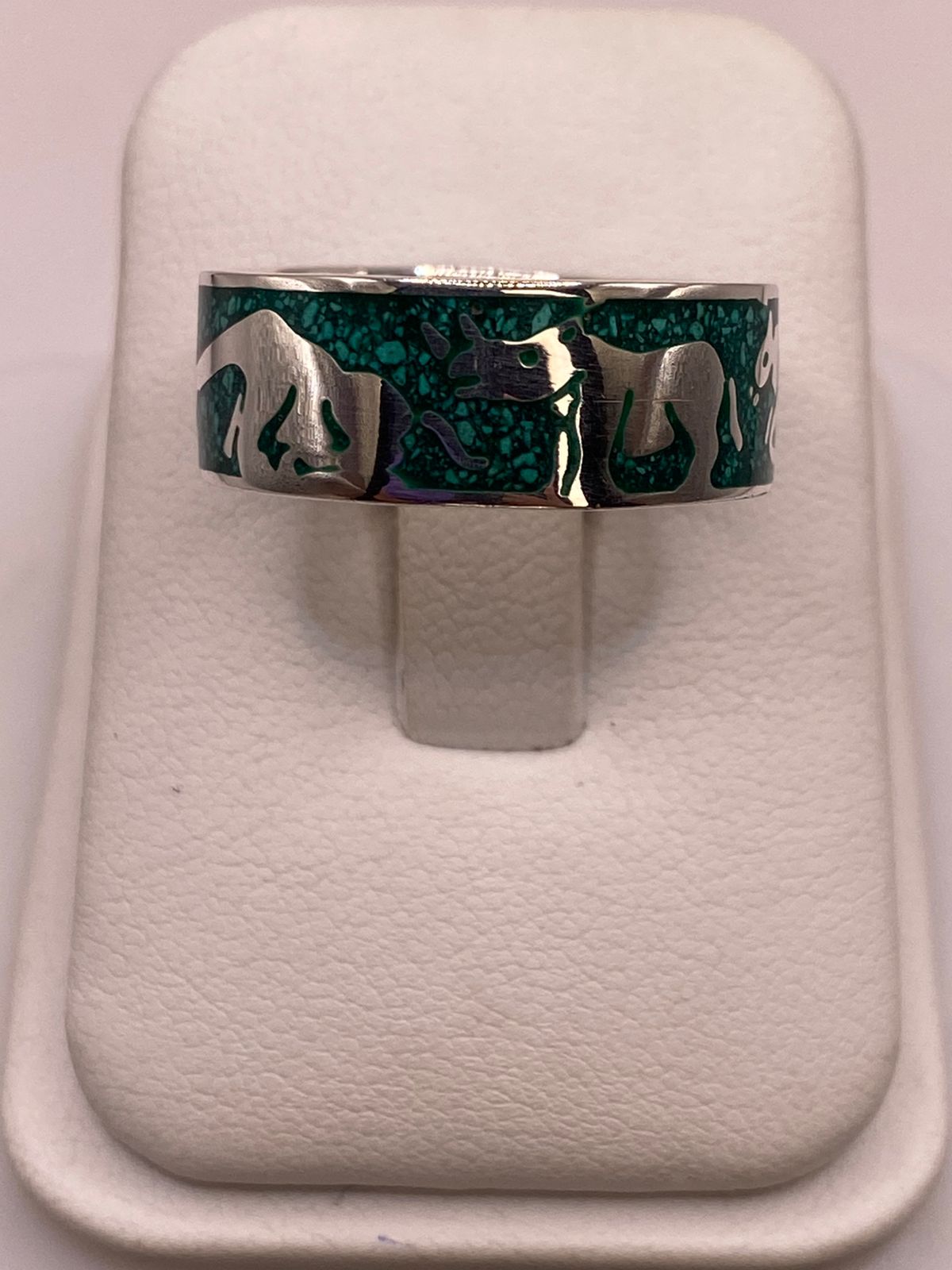 Anillo de Malaquita con Figuras de Animales Plata925, vista lateral