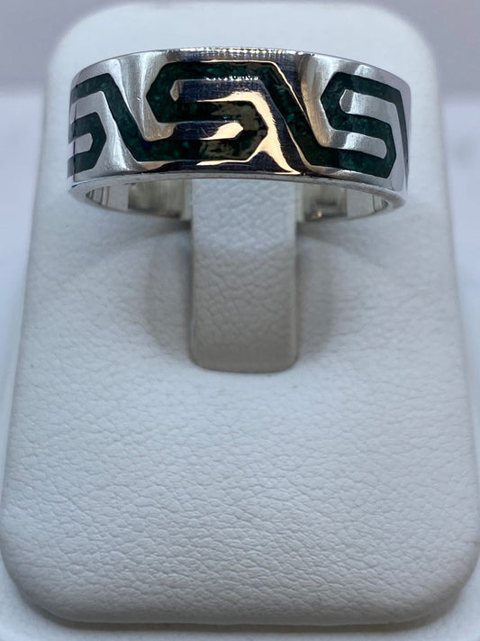 Anillo de Malaquita con Greca Fluida Calada en Plata .925 — ángulo diagonal