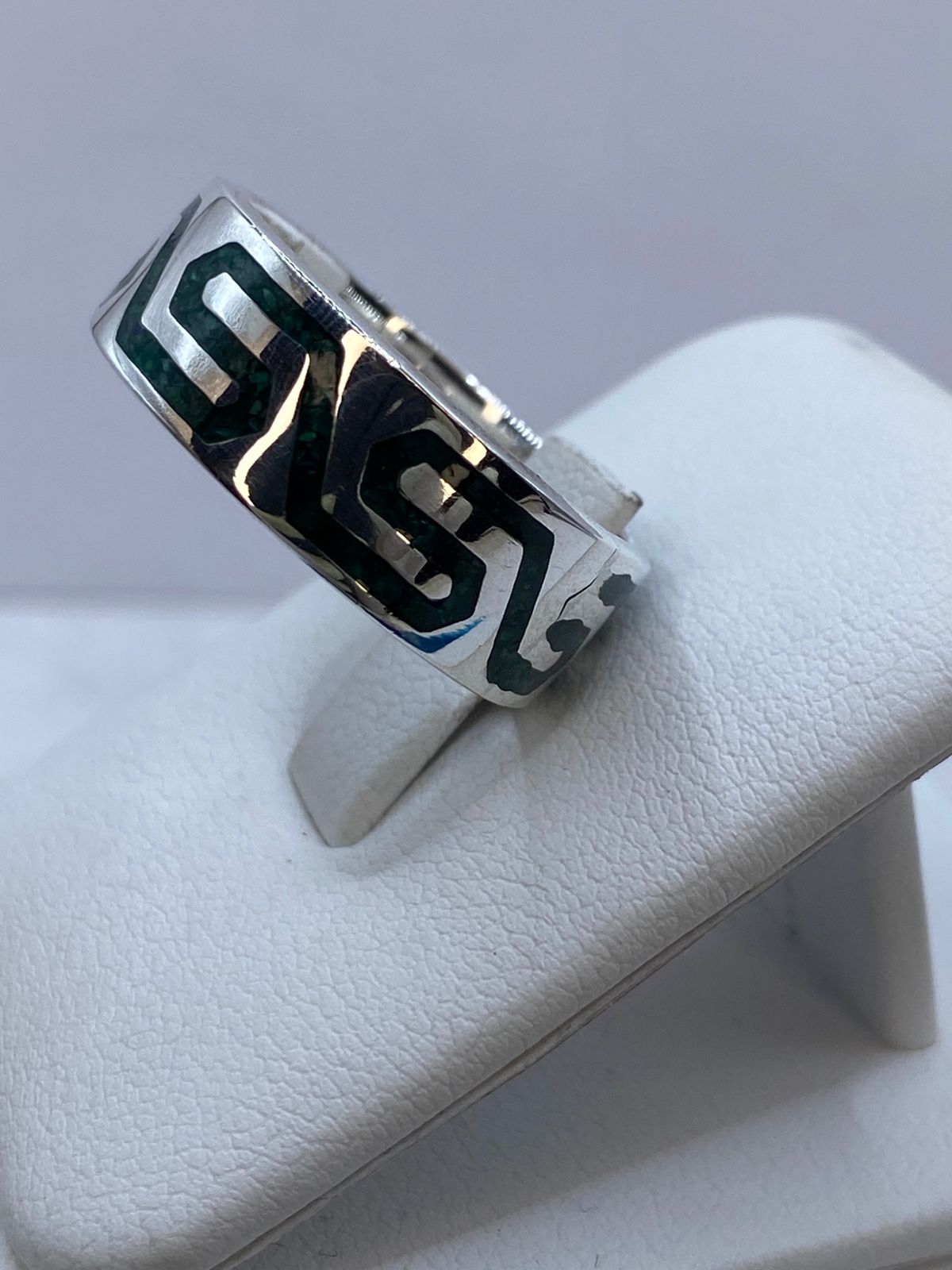 Anillo de Malaquita con Greca Fluida Calada en Plata .925, vista lateral