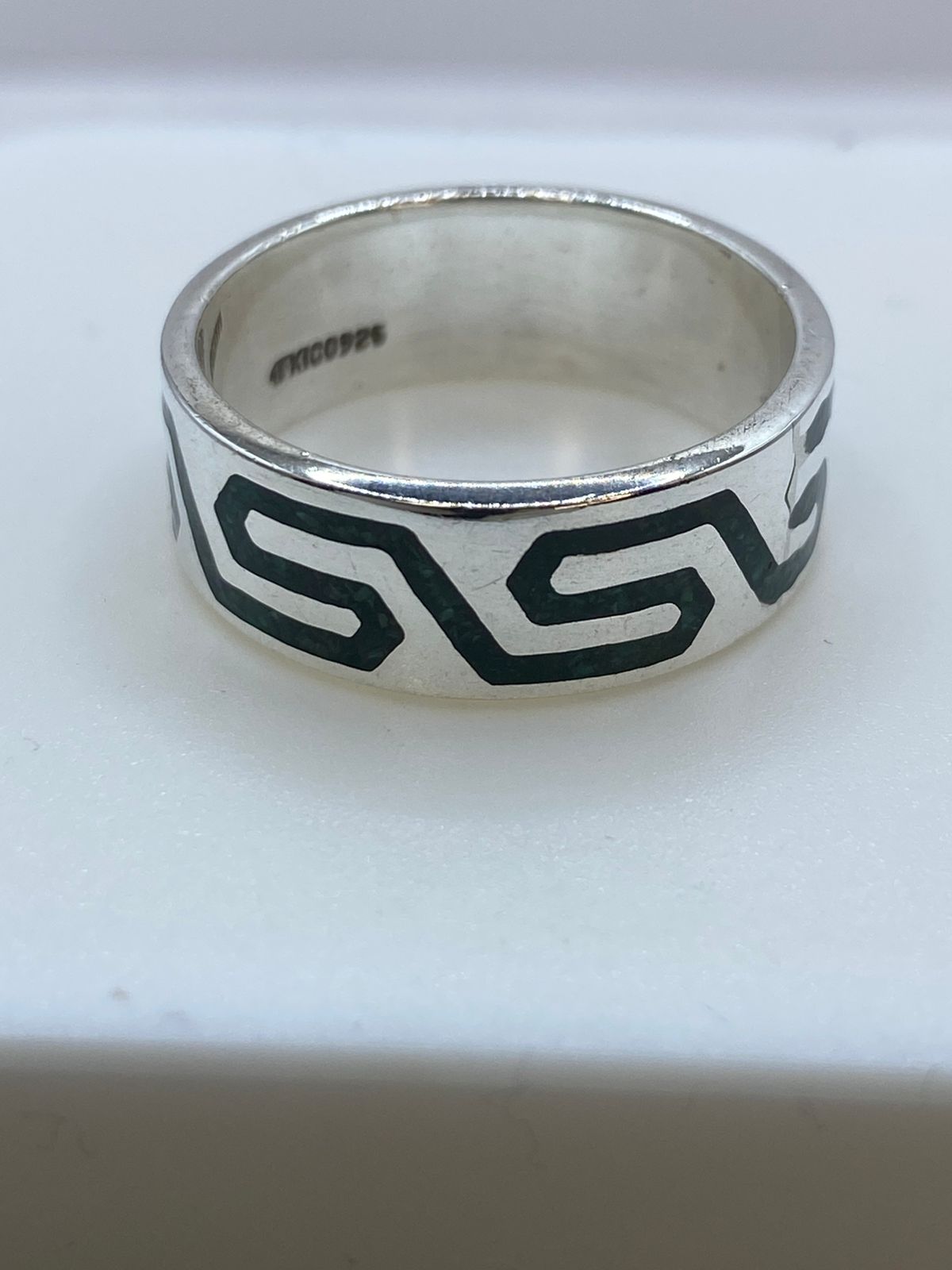 Anillo de Malaquita con Greca Fluida Calada en Plata .925, sello de autenticidad Plata Ley .925