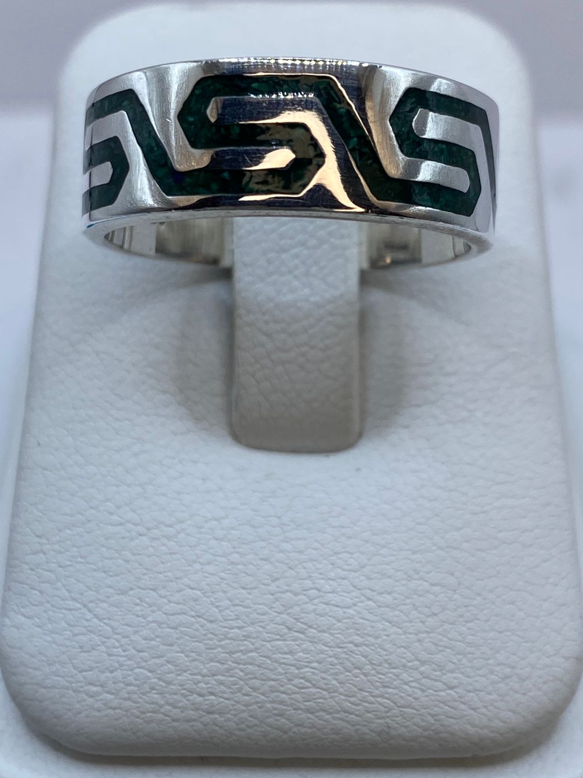 Anillo de Malaquita con Greca Fluida Calada en Plata .925 — ángulo diagonal