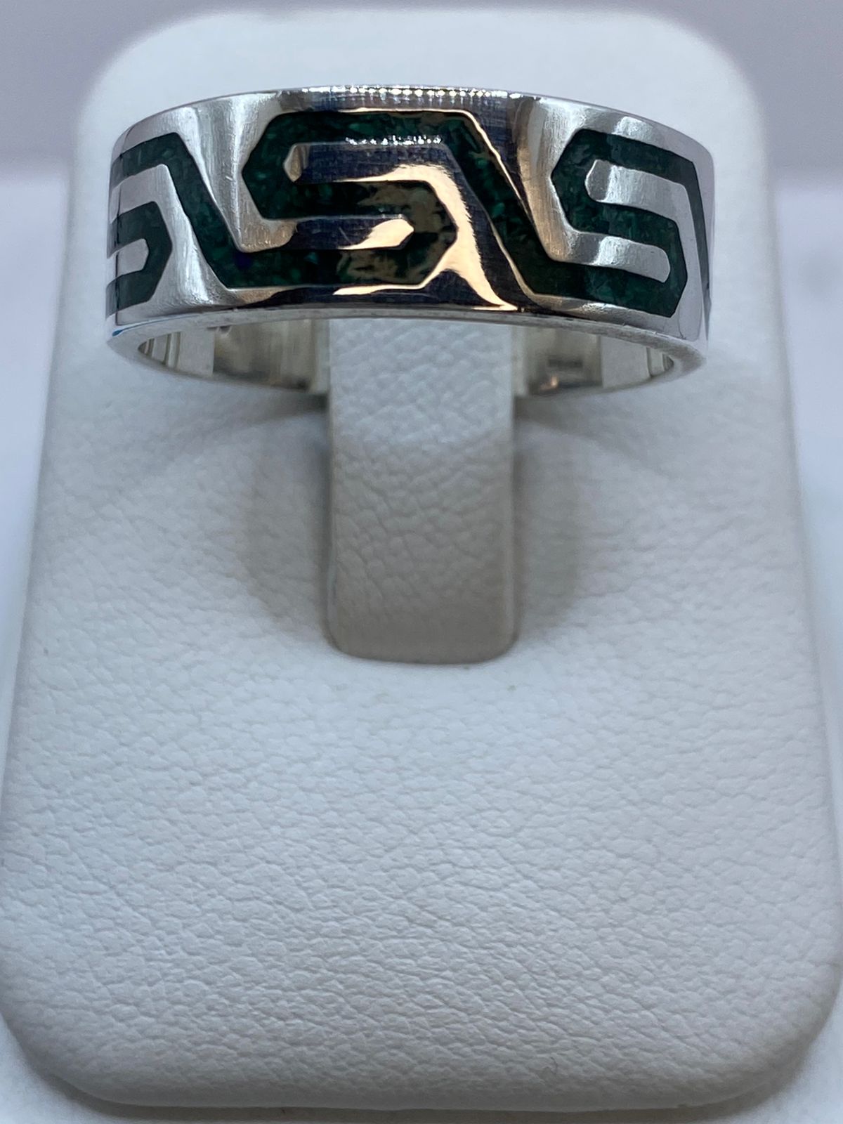 Anillo de Malaquita con Greca Fluida Calada en Plata .925, vista de detalle