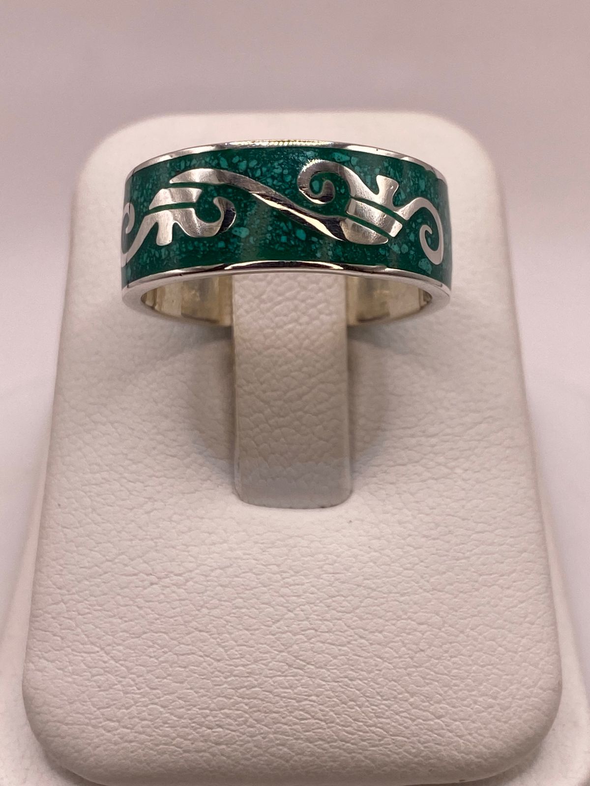 Anillo de Malaquita con Greca Ornamentada, vista lateral
