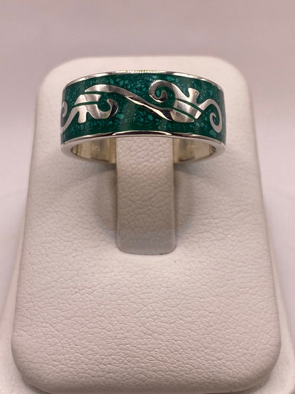 Anillo de Malaquita con Greca Ornamentada, vista lateral