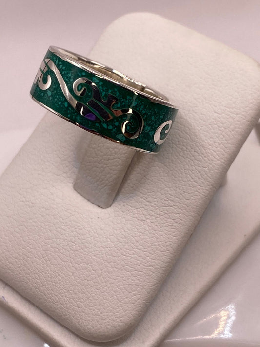 Anillo de Malaquita con Greca Ornamentada, vista frontal