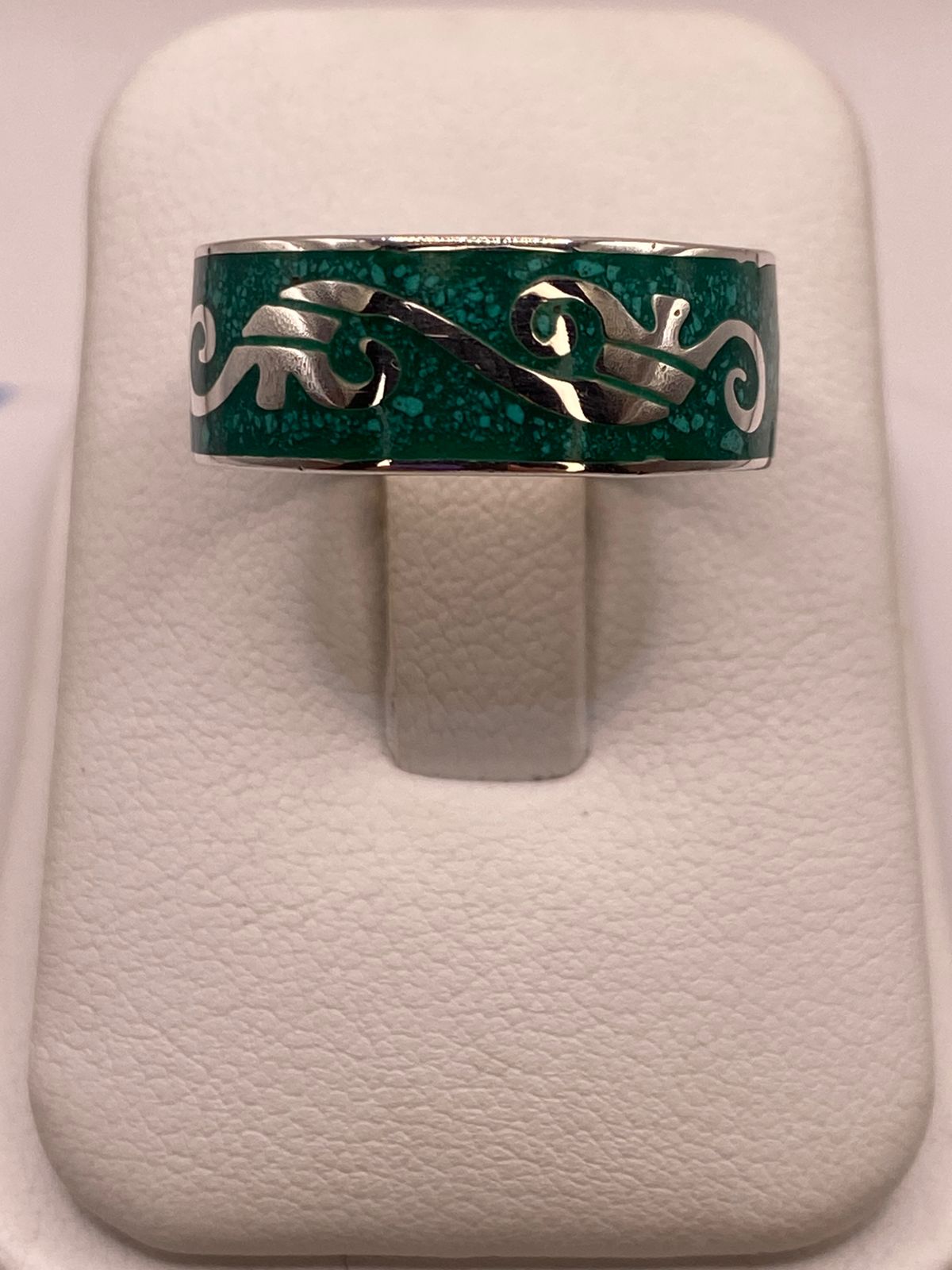 Anillo de Malaquita con Greca Ornamentada — vista lateral