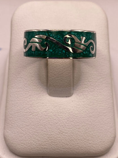 Anillo de Malaquita con Greca Ornamentada — vista lateral