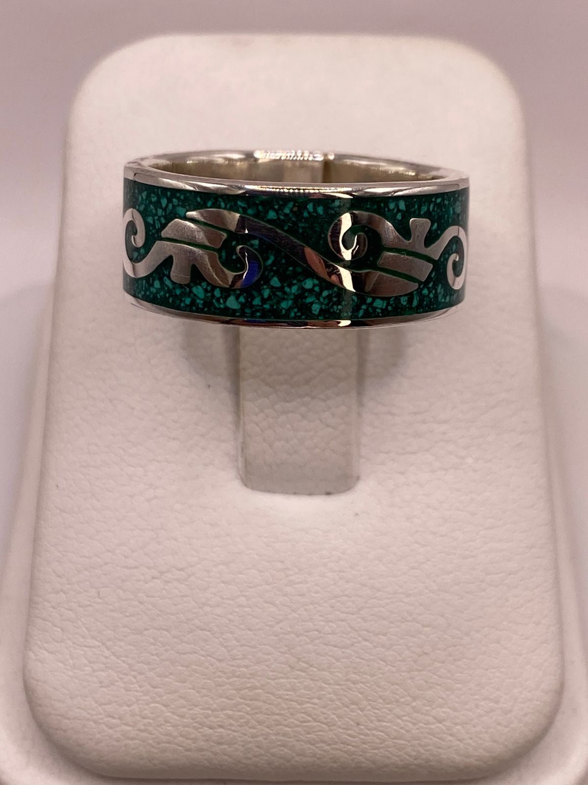 Anillo de Malaquita con Greca Ornamentada — vista lateral